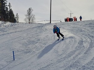 dziecko jedzie na nartach