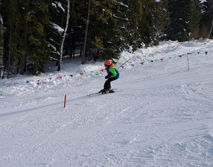 dziecko zjeżdża na nartach