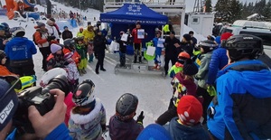 policjanci z dziećmi na podium