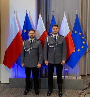 Nagrodzeni medalami sierż. Paweł Pindel i sierż. Michał Wolski