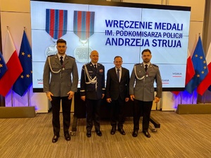 Minister MSWiA, Komendant Główny Policji razem z nagrodzonymi policjantami z Komisariatu Policji I w Krakowie