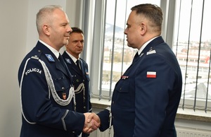 grnerał gratuluje nowemu komendantowi