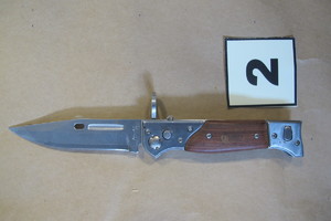 nóż z drewnianą rączką oznaczony karteczką z numerem