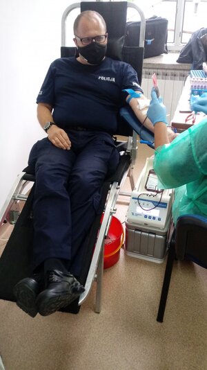 Policjant oddający krew