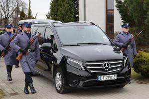 furgon pogrzebowy w asyście policjantów kompanii honorowej