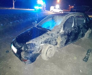 samochód opel bierąby udział w zdarzeniu, w tle służby ratunkowe