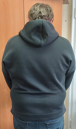 zatrzymany mężczyzna stojący tyłem do zdjęcia