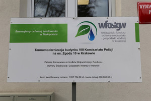 tablica informacyjna na zewnątrz - wojewódzki urząd ochrony środowiska sfinansował termodernizację
