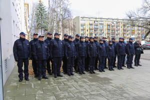 policjanci w szeregu - załoga komisariatu