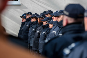 Policjanci z komisariatu w szeregu z bliska