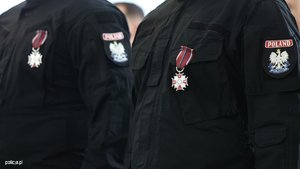 uroczystość wręczenia Krzyży Zasługi za Dzielność - odznaczenia na policyjnych mundurach