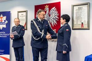 Komendant Wojewódzki Policji w Krakowie  składa podziękowania odchodżacej na emeryturę Pani Komendnat