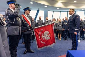 Komendant Wojewódzki Policji w Krakowie wita się ze sztandarem jednostki