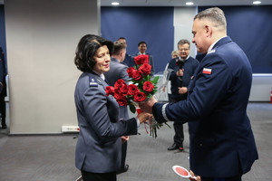 Naczelnik laboratorium kryminalistycznego Lidia Dziedzic otrzymuje róże od komendanta wojewódzkiego