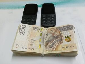 gotówka i telefony komórkowe