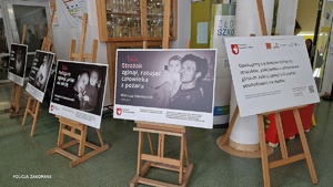seria plakatów wystawionych na korytarzu szkoły, trzecie zdjęcie