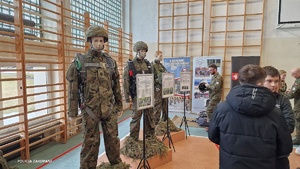 wojskowe mundury wystawione na sali