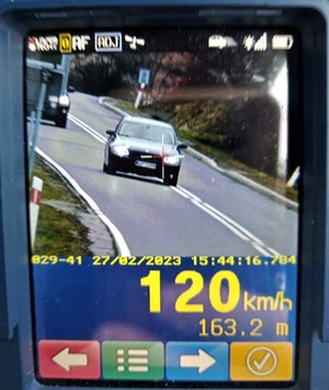ekran miernika prędkości z pomiarem prędkości bmw
