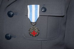 odznaka honorowego dawcy krwi przypięta do policyjnego munduru
