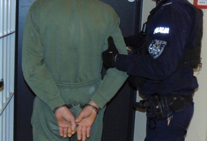 zatrzymany doprowadzony przez umundurowanego policjanta