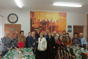 Kęty - spotkanie z seniorami wspólne zdjęcie grupy seniorów z policjantką