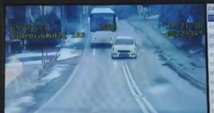 volkswagen wyprzedza na przejściu dla pieszych autobus
