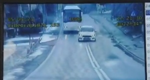 volkswagen wyprzedza na przejściu dla pieszych autobus