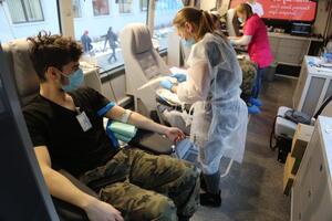 mężczyzna oddaje krew, obok pielęgniarka