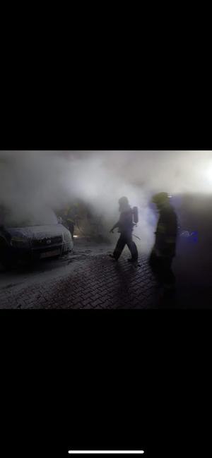 strażacy podczas gaszenia pojazdów, które pokryte są pianą
