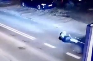 Mężczyzna leżący na jezdni tuż przed nadjeżdżającym samochodem osobowym - zdjęcie z nagrania monitoringu