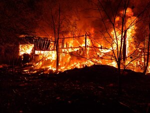 palące się budynki gospodarcze