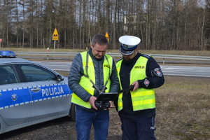 Policjanci nadzorujący pracę drona