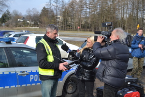Policjant udziela wywiadu na temat obsługo drona