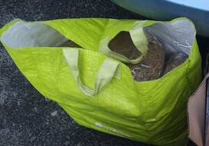 reklamówka wypełniona workami z krajanką tytoniu