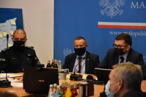 inspektor Roman Kuster i wojewoda małopolski podczas posiedzenia Wojewódzkiego Zespołu Zarządzania Kryzysowego