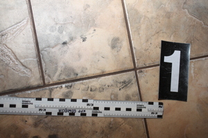 na posadzce - metryczka i ślad oznaczony numerem 1