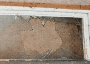 Wybita szyba w oknie