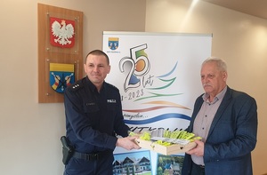 komendant odbiera odblaski od wójta