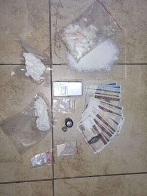 Środki odurzające w woreczkach strunowych oraz gotówka