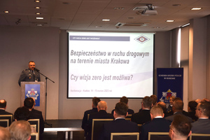 Naczelnik Wydziału Ruchu Drogowego Komendy Miejskiej Policji w Krakowie wygłasza prelekcję