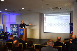 prezentacja przedstawiana przez Naczelnika Wydziału Ruchu Drogowego Komendy Wojewódzkiej Policji w Krakowie
