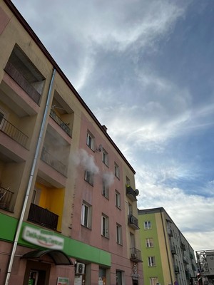 budynek przy ulicy Żółkiewskiego,  z okna na drugim piętrze wydobywa się dym - źródło KM PSP w N. Sączu