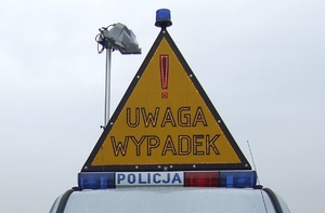 Radiowóz policyjny z umieszczonym na dachu znakiem uwaga wypadek