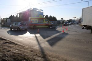 karetka na skrzyżowaniu dróg