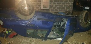 samochód osobowy leży na dachu w wyniku kolizji