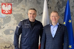 wspólne zdjęcie komendanta wojewódzkiego z Joosepem Kaasikiem