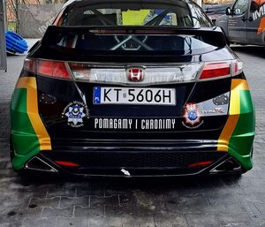 auto biorące udział w wyścigu z tyłu