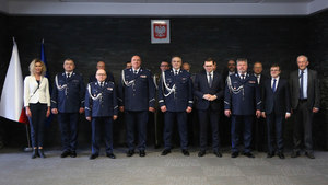 Wspólne zdjęcie zaproszonych gości oraz komendanta wojewódzkiego z zastępcami i przedstawicielami związków zawodowych