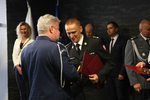Komendant Morajko otrzymuje gratulacje