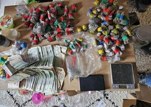 gotówka w różnych nominałach , kilkadziesiąt woreczków oraz szklany słoik w których znajdują się zabezpieczone narkotyki